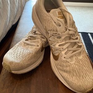 Nike Women's Zoom Winflo 5